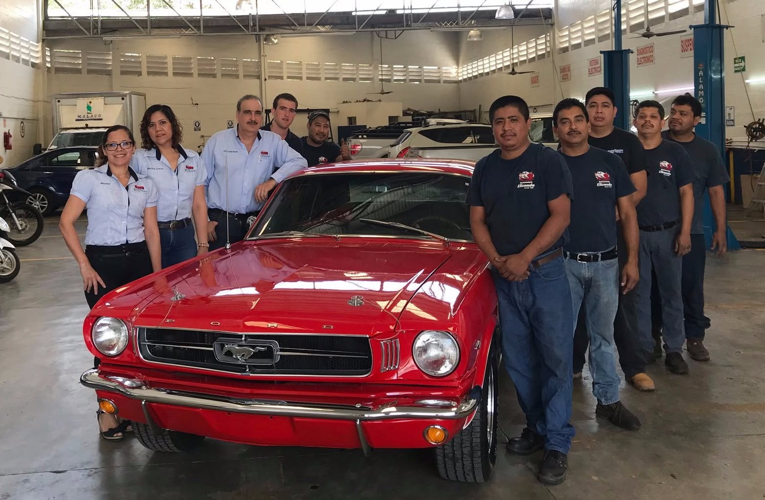 Área de trabajo del taller Automotriz Elizondo
